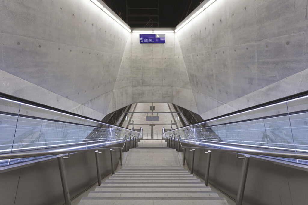 DEUTSCHE BAHN / S-BAHNHOF FRANKFURT GATEWAY